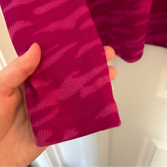 NWT Under Armour pink camo waffle knit long sleeve top Size Small - Picture 8 of 13